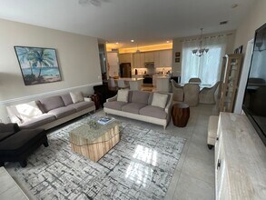 1086 Hoover Cir in Nokomis, FL - Building Photo - Building Photo