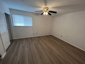 8048 Sands Point Dr in Houston, TX - Foto de edificio - Building Photo