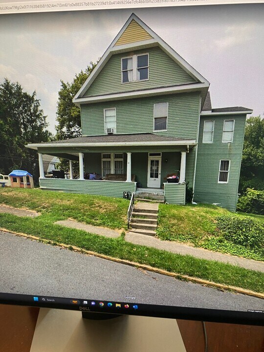 42 West St in Westover, WV - Building Photo