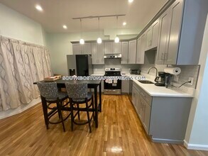 285 Dorchester St, Unit 1 in Boston, MA - Foto de edificio - Building Photo