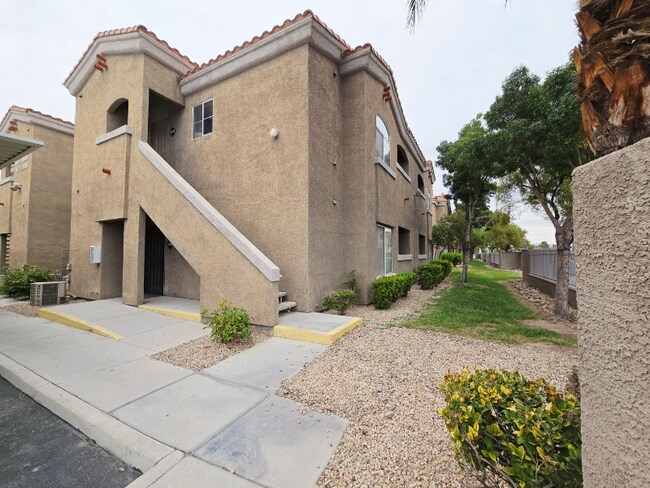 5525 W Flamingo Rd in Las Vegas, NV - Building Photo - Building Photo