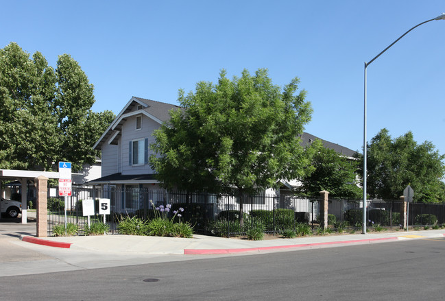 Green Street Townhomes in Dinuba, CA - Building Photo - Building Photo