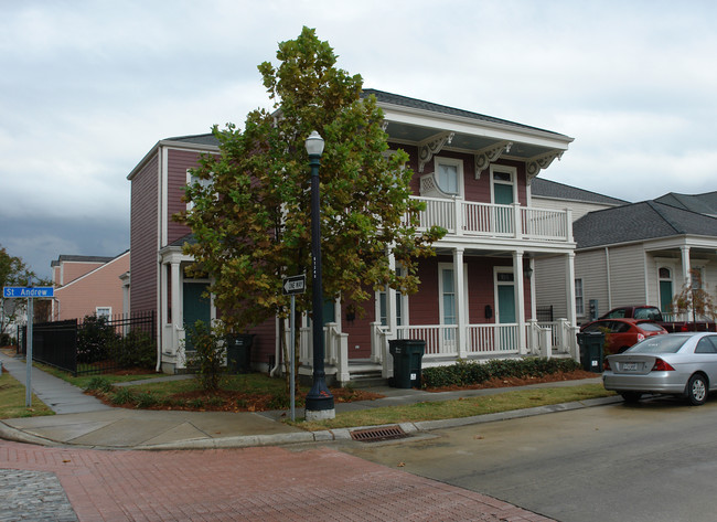 853 St Mary Dr in New Orleans, LA - Foto de edificio - Building Photo