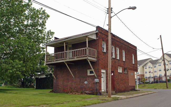 235 Emerald St in Youngstown, OH - Building Photo - Building Photo