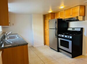 2071 Clinton Ave, Unit Large Light filled Lower in Alameda, CA - Building Photo - Building Photo