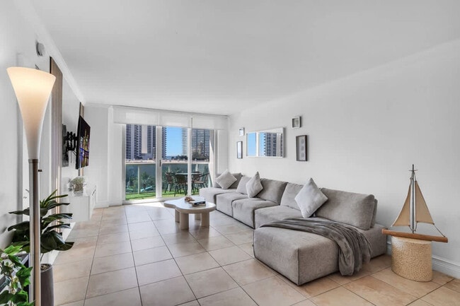 19370 Collins Ave in Sunny Isles Beach, FL - Building Photo - Building Photo