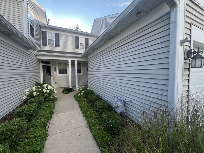 2820 White Thorn Cir in Naperville, IL - Building Photo - Building Photo