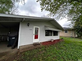1328 Hilltop Dr in Pekin, IL - Building Photo