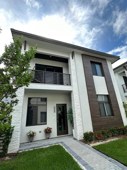 4339 NW 80th Ct in Doral, FL - Foto de edificio