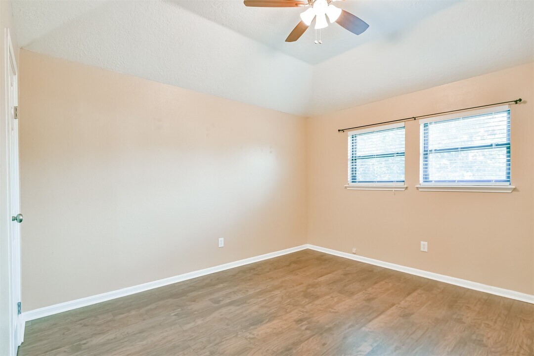 5821 Guadalupe Dr in Dickinson, TX - Building Photo