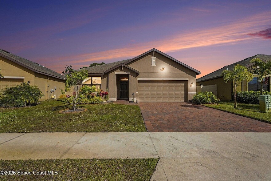 543 Old Country Rd S E in Palm Bay, FL - Foto de edificio