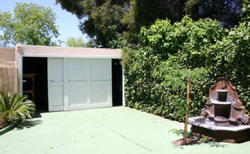 210 W Micheltorena St in Santa Barbara, CA - Building Photo - Building Photo