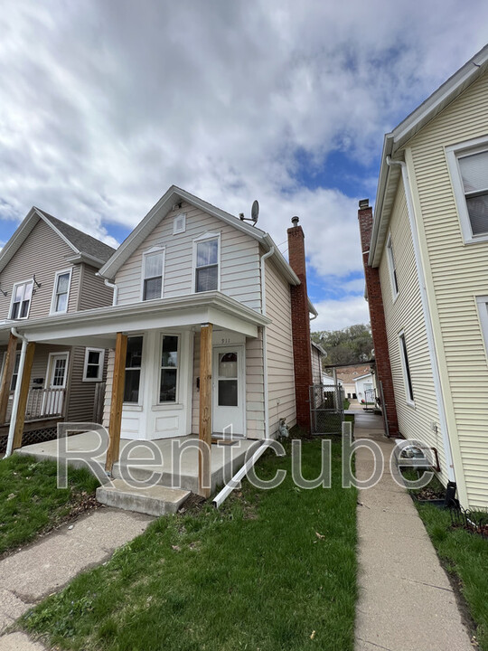 911 Rhomberg Ave in Dubuque, IA - Building Photo