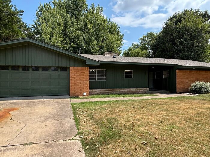 121 Crestmont Ave in Norman, OK - Building Photo
