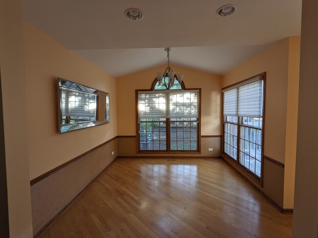604 Marseilles Cir in Buffalo Grove, IL - Building Photo - Building Photo