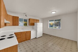 916 Vics Rd, Unit B-20 in Sandy, UT - Foto de edificio - Building Photo