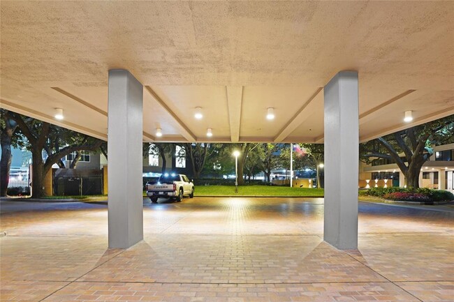 3310 Timmons Ln in Houston, TX - Building Photo - Building Photo