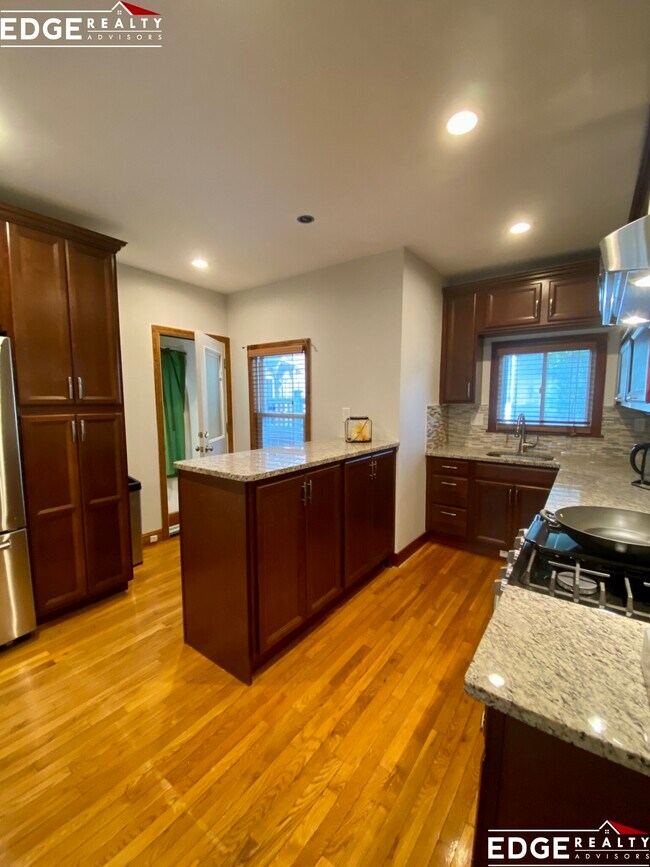34 Summer St, Unit 2 in Somerville, MA - Foto de edificio - Building Photo