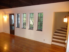 2057 N Las Palmas Ave in Los Angeles, CA - Foto de edificio - Building Photo