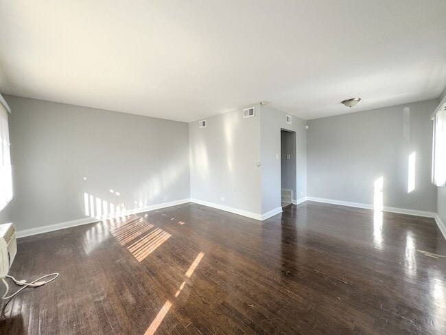 6947 S Jeffery Blvd, Unit 2E in Chicago, IL - Building Photo - Building Photo