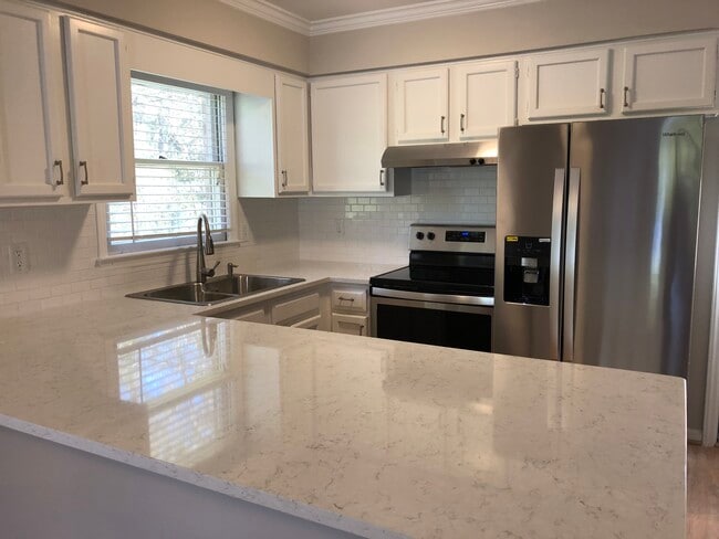 901 N Greensboro St, Unit Apt E in Carrboro, NC - Building Photo - Building Photo