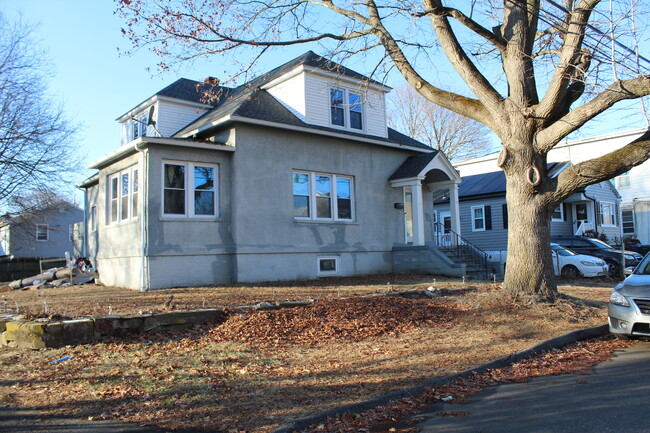 97 Yarwood St, Unit 2nd floor in Stratford, CT - Building Photo - Building Photo