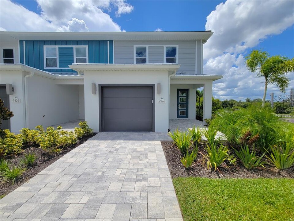 7924 Spectrum Dr in Kissimmee, FL - Building Photo