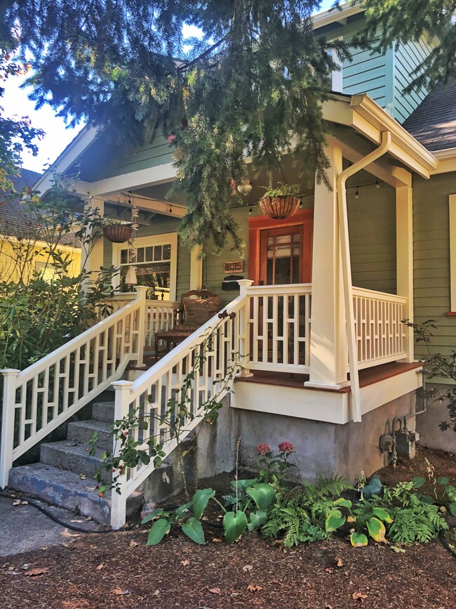 8015 N John Ave, Unit Upper