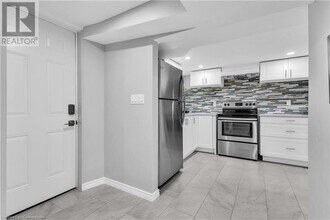 1303 Cedar Creek Rd in Cambridge, ON - Building Photo - Building Photo