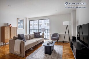 123 E 54th St in New York, NY - Building Photo