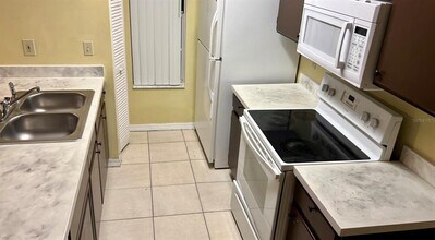 2046 Royal Bay Blvd in Kissimmee, FL - Foto de edificio - Building Photo