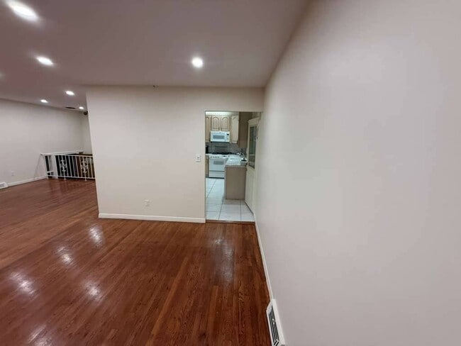 67-06 171st St in Queens, NY - Foto de edificio - Building Photo