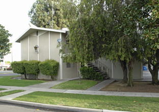 4220 N 1st St in Fresno, CA - Foto de edificio - Building Photo