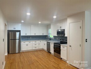 5255 Glenbrier Dr in Charlotte, NC - Building Photo - Building Photo