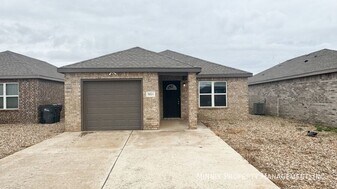 7412 5th St in Lubbock, TX - Building Photo