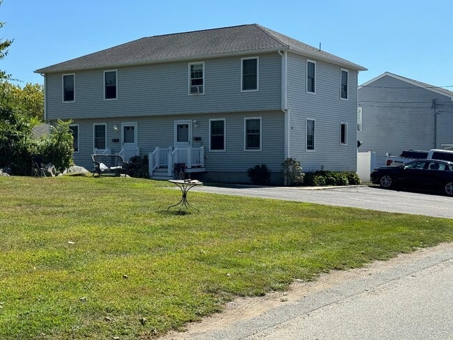40 Magnolia St, Unit 40B in Bristol, RI - Building Photo - Building Photo