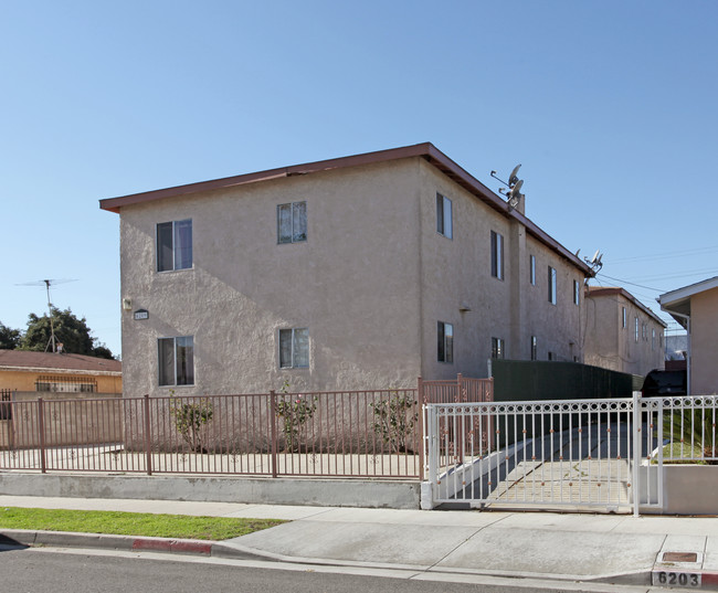 6209 Hollenbeck St in Huntington Park, CA - Building Photo - Building Photo