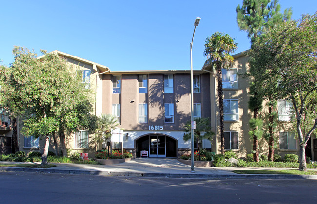 Vista Real Apartments in Granada Hills, CA - Foto de edificio - Building Photo