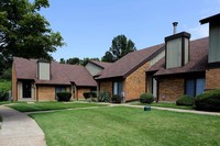 Paddock Village Apartments in Florissant, MO - Foto de edificio - Building Photo