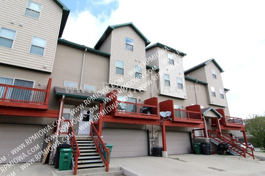 216 NE Chalet Ln in Ankeny, IA - Building Photo