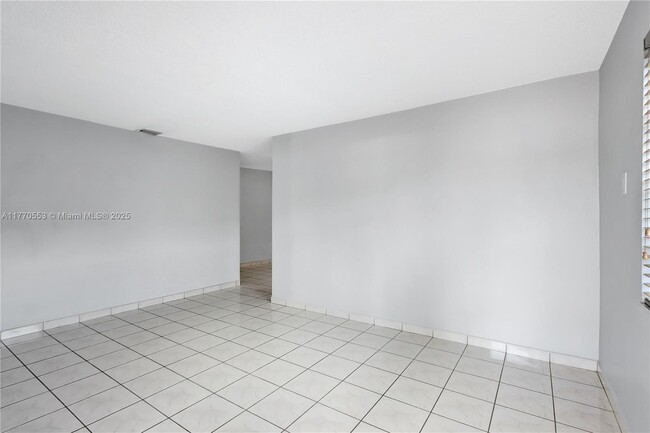 2476 SW 17th St in Miami, FL - Foto de edificio - Building Photo