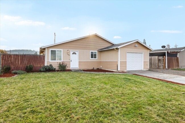 106 N Buchanan Ave in Eagle Point, OR - Building Photo - Building Photo