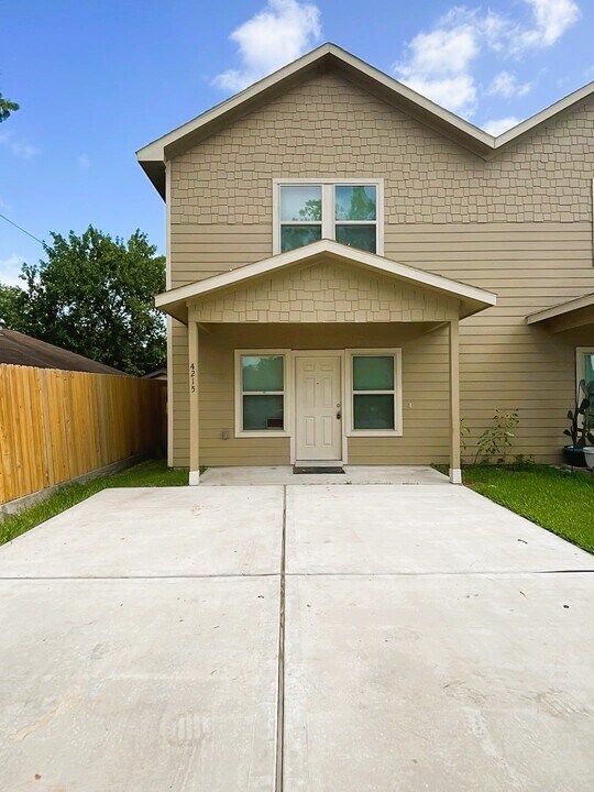 4215 Davenport St in Houston, TX - Building Photo