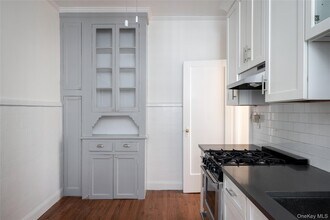 484 Plandome Rd in Manhasset, NY - Building Photo - Building Photo