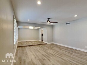 7043 E Hearn Rd in Scottsdale, AZ - Foto de edificio - Building Photo