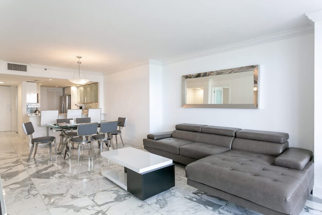 1717 N Bayshore Dr in Miami, FL - Building Photo