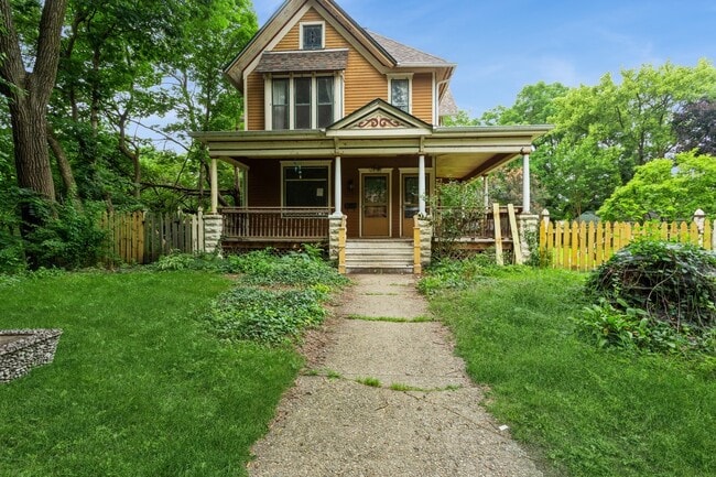 property at 421 S 3rd St