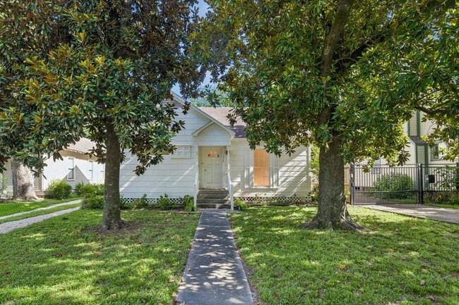 326 W 22nd St