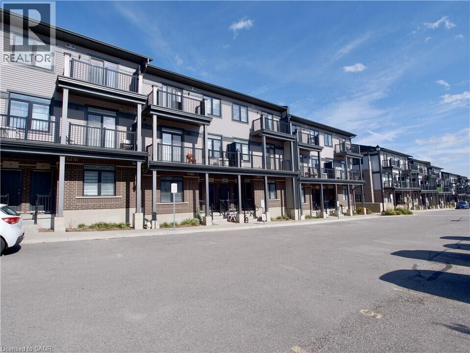 16 Wheat Ln. in Kitchener, ON - Building Photo