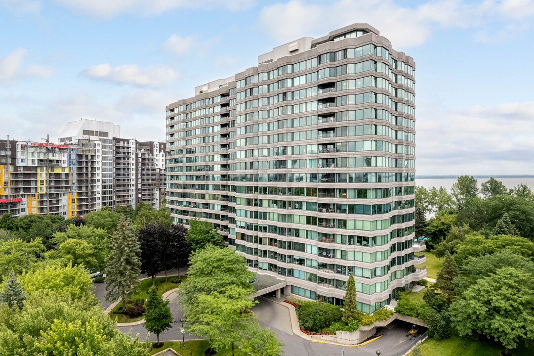 60 Berlioz Rue in Montréal, QC - Building Photo